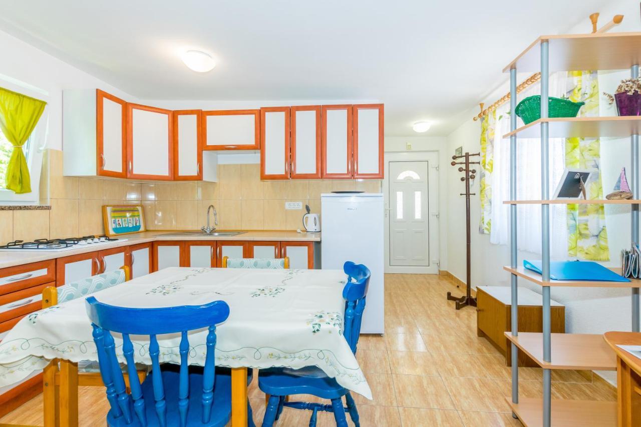 Cozy Apartments Emina Near The Sea 프레멘투라 외부 사진